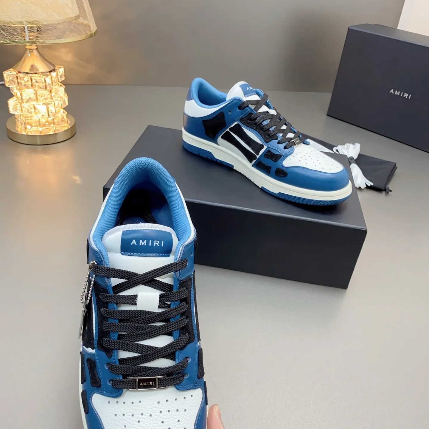 p580🐮🐮AMIRI Couple Style👑 The latest The Pacific Series Couple Style💀🦴Bone Stars Casual Sports Shoes Skateboard Shoes✔️ AMIRI's Pacific shoes are a sneaker that combines luxury and street style. Many celebrities and Internet celebrities have the same style. Its design and workmanship are very exquisite. Made of high-grade cow leather, soft to the touch and highly durable. 💎Fabrics: Original custom imported first-layer cowhide 💎Inner lining: Original customized breathable mesh 💎Foot: Original injection molded one-piece, comfortable, wear-resistant and not tiring for feet 💎Outsole: Original 1:1 molded three-color sole Original outsole 💎Sole thickness: 3CM 💎Size: Female 35-40 Male 39-46 💎Price; Top version 👑Special remarks Remark: (Female size 34 40 . Men's sizes 38 45 46 are customized and cannot be returned or exchanged. Please note when ordering! Thank you🤝🤝